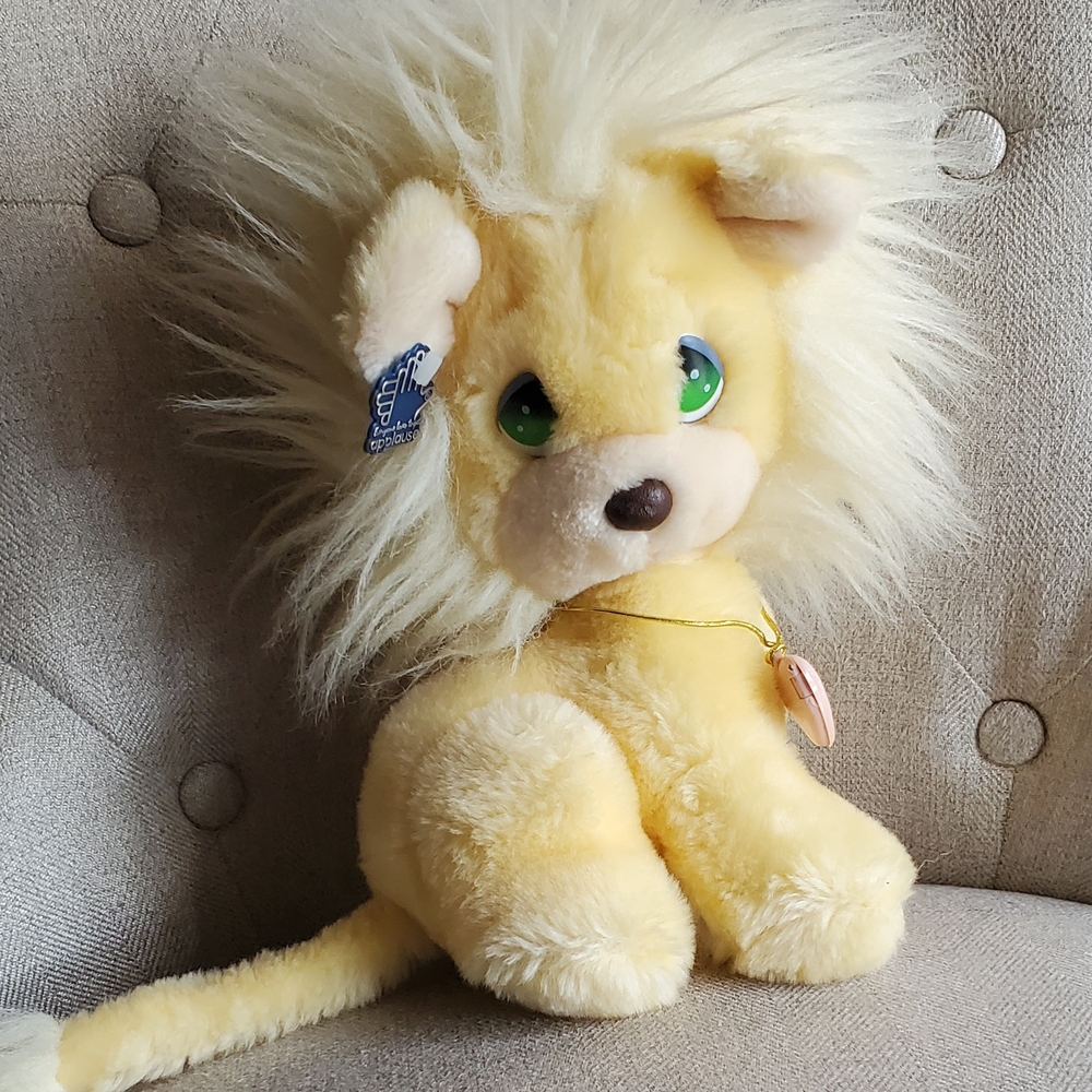Applause Vintage Plushie 1985 Lion With HEART Locket